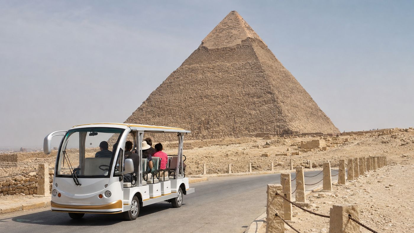Elektroshuttle auf dem Plateau vor der Chephren-Pyramide