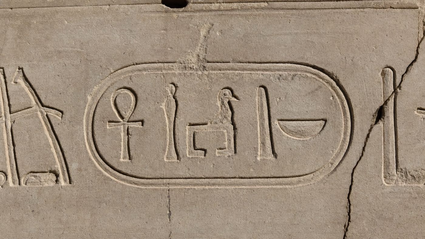 Inscription hiéroglyphique avec un nom royal dans un cartouche