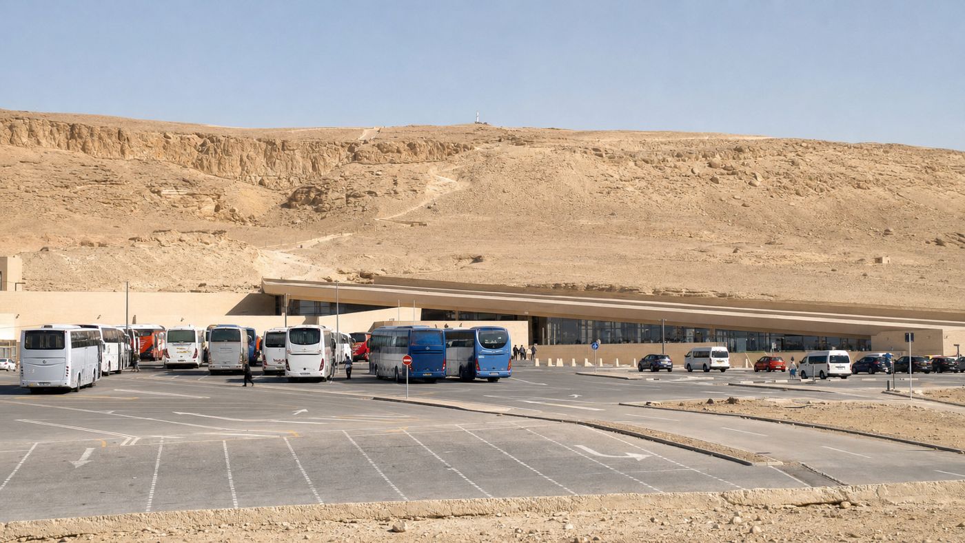 Yeni ziyaretçi merkezinin önündeki otoparkta bekleyen tur otobüsleri