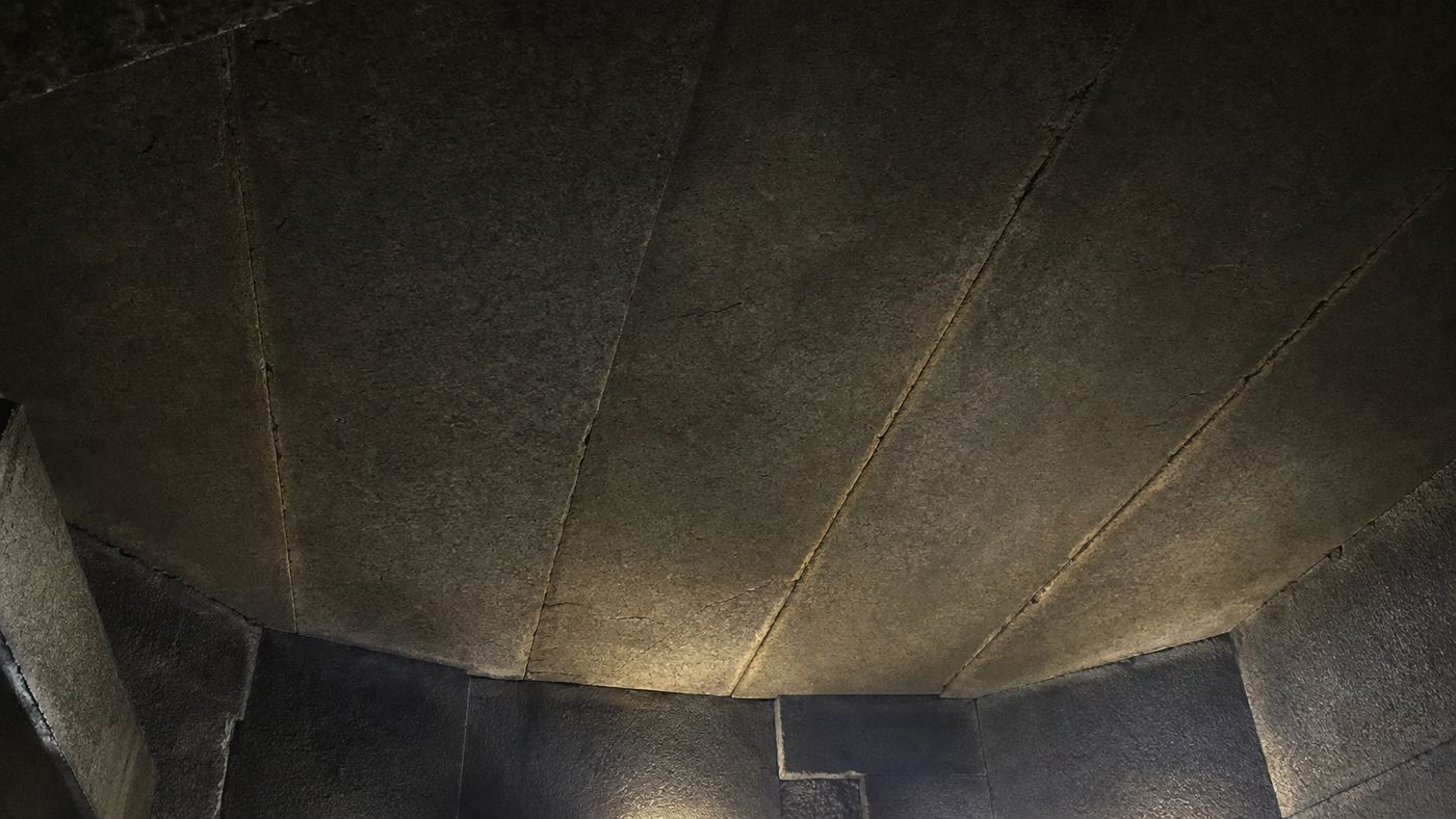 El techo plano de granito de la cámara funeraria visto desde abajo