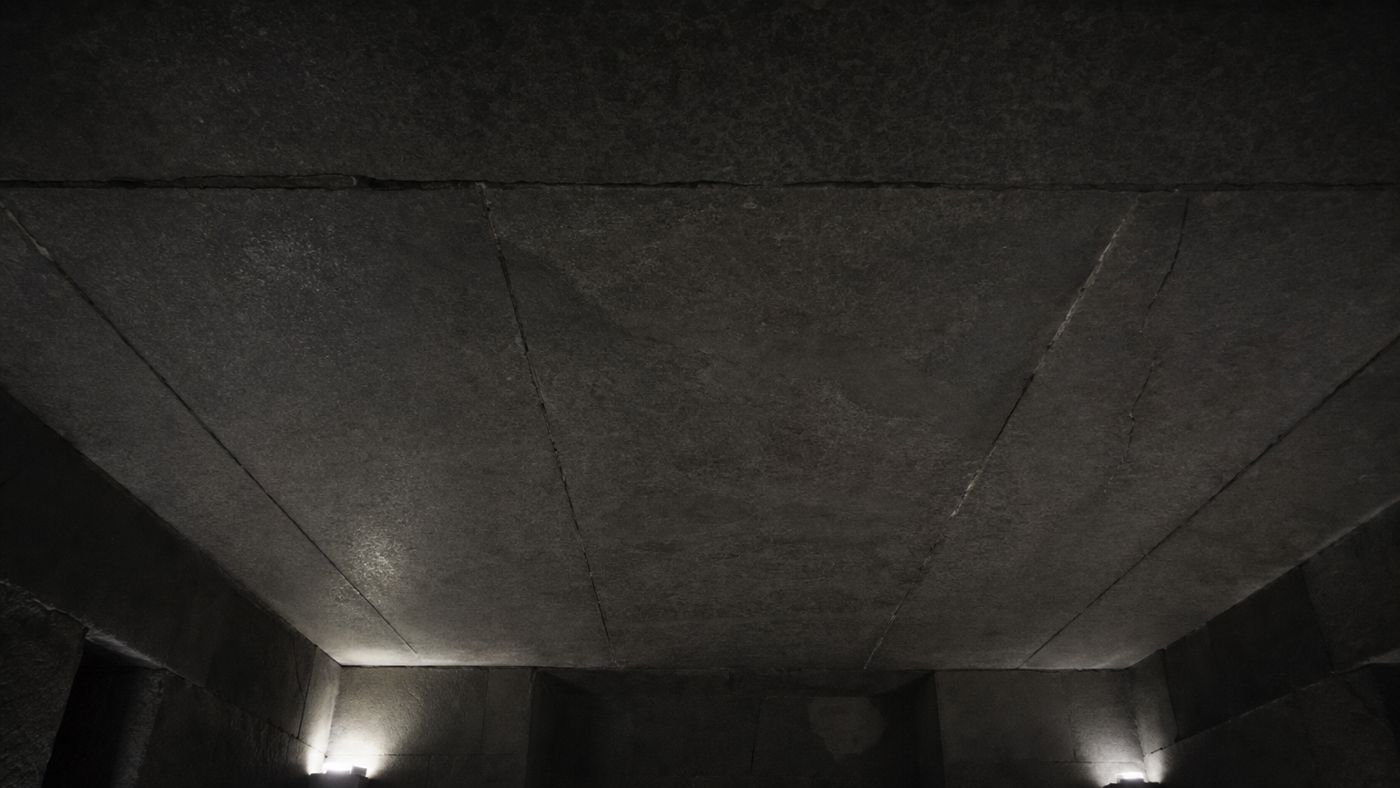Le travi di granito del soffitto nella camera sepolcrale viste dal basso
