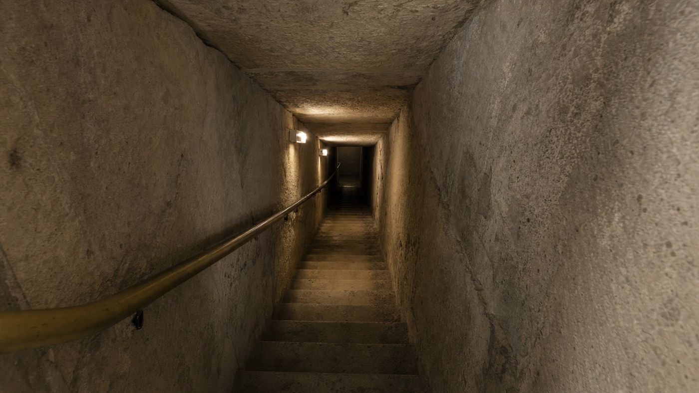 Coridor descendent în stâncă sub o piramidă