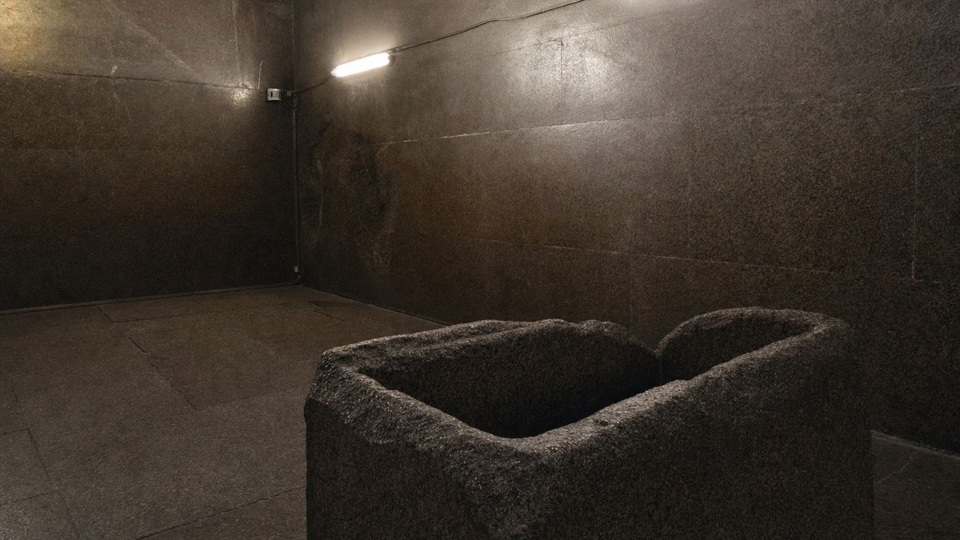 Il sarcofago di granito nella camera sepolcrale della piramide di Cheope