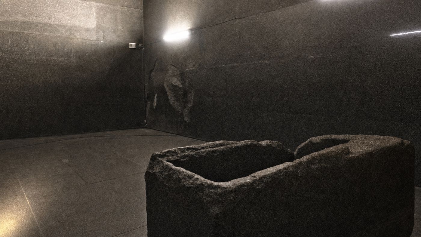 El sarcófago de granito en la cámara funeraria