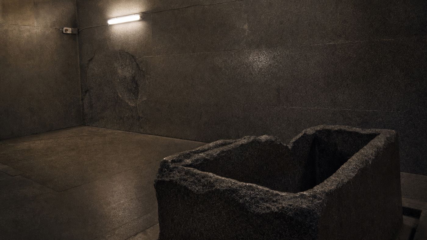 O sarcófago de granito vazio na câmara funerária da Pirâmide de Quéops