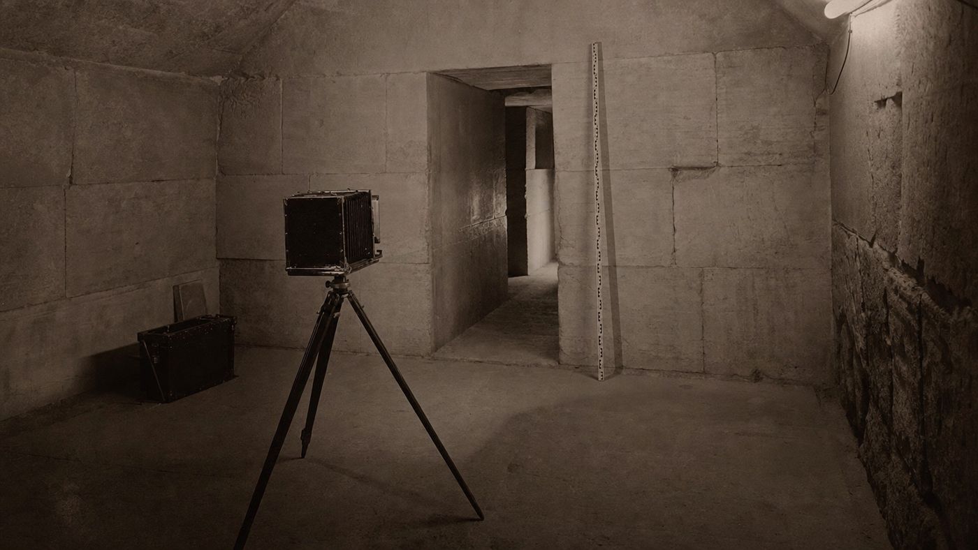 Fotografía histórica del interior de una pirámide con equipo de medición
