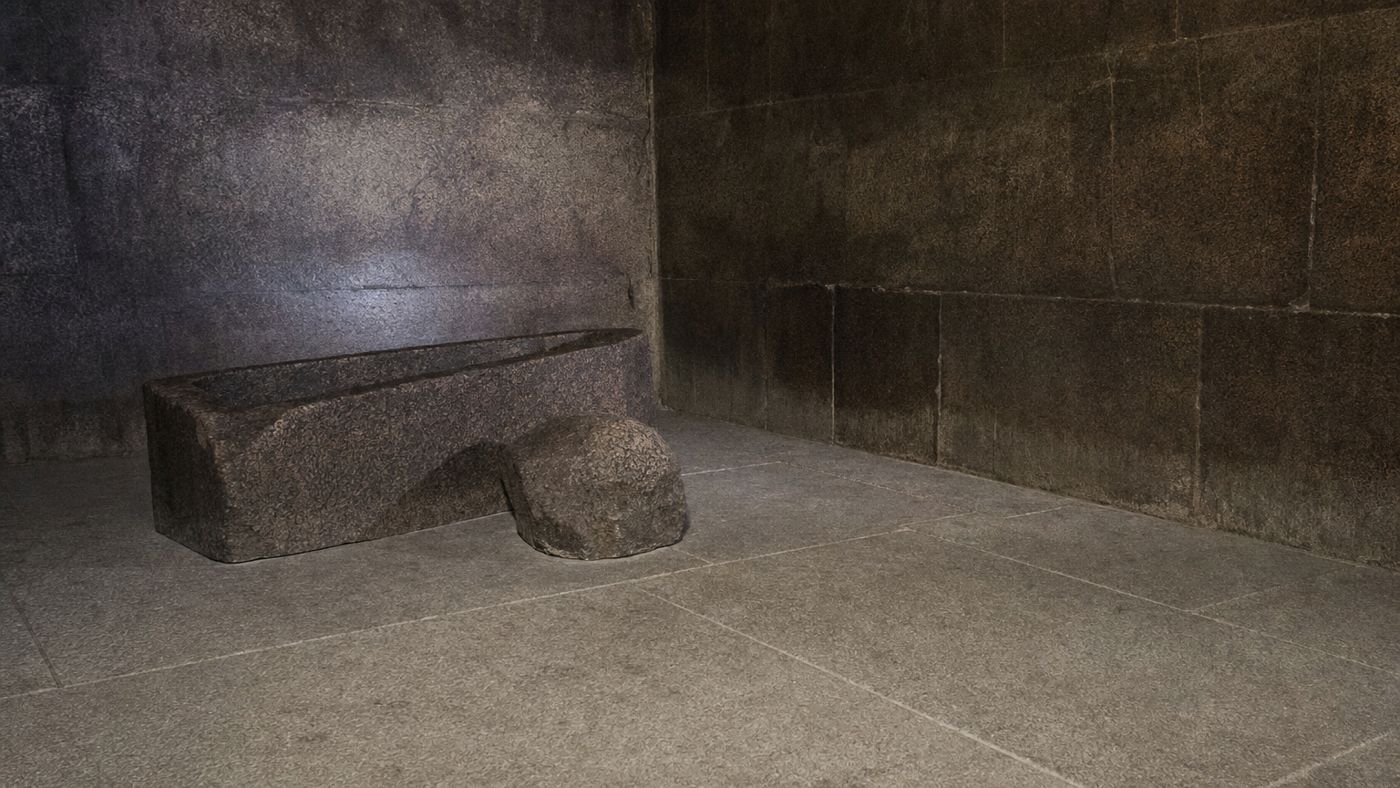 Leere Grabkammer aus Granit mit einem einzelnen Sarkophag