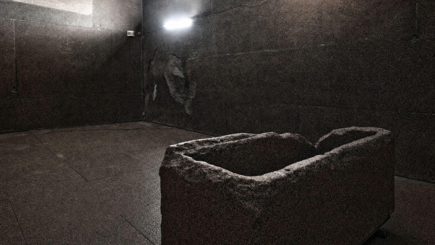 Der deckellose Granitsarkophag in der Grabkammer, sonst ein leerer Raum