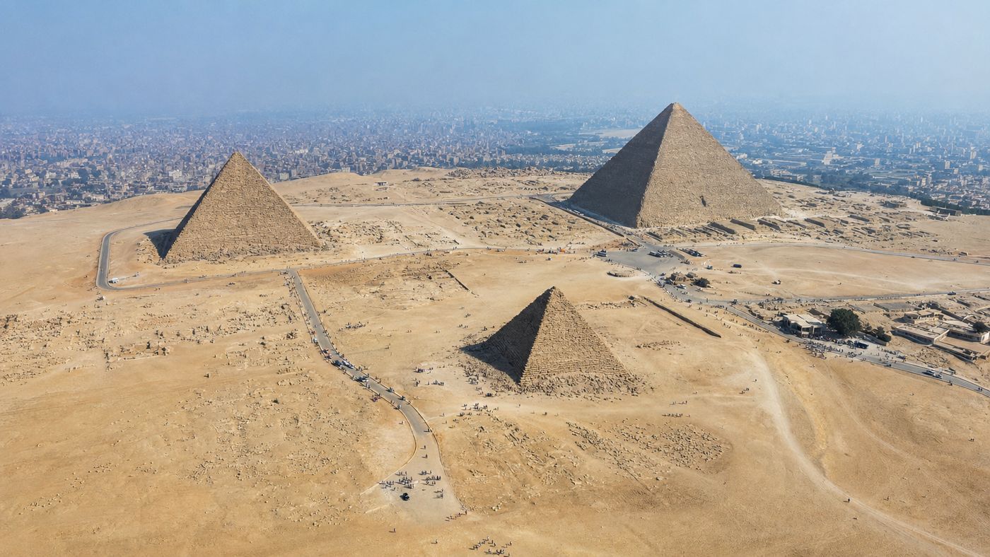 Blick über das Gizeh-Plateau mit allen drei Pyramiden, die deutlich voneinander getrennt stehen