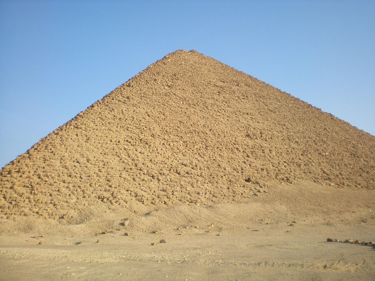 Blick über Wohnhäuser in Gizeh, im Hintergrund die Pyramiden über den Dächern