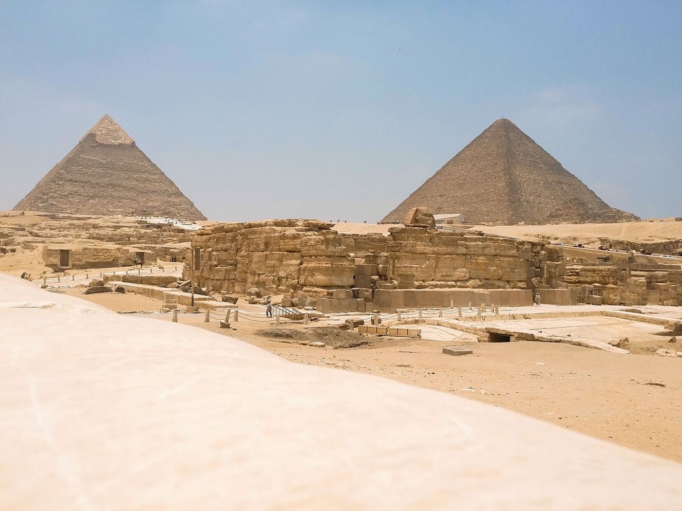 Zone de fouille ouverte avec profils et marquages à côté d'une pyramide