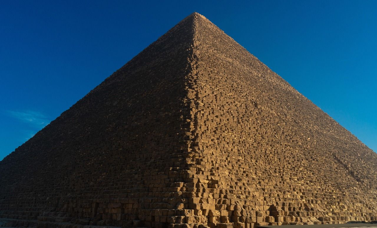 Ziduri de chirpici dezgropate ale așezării muncitorilor de pe Platoul Giza
