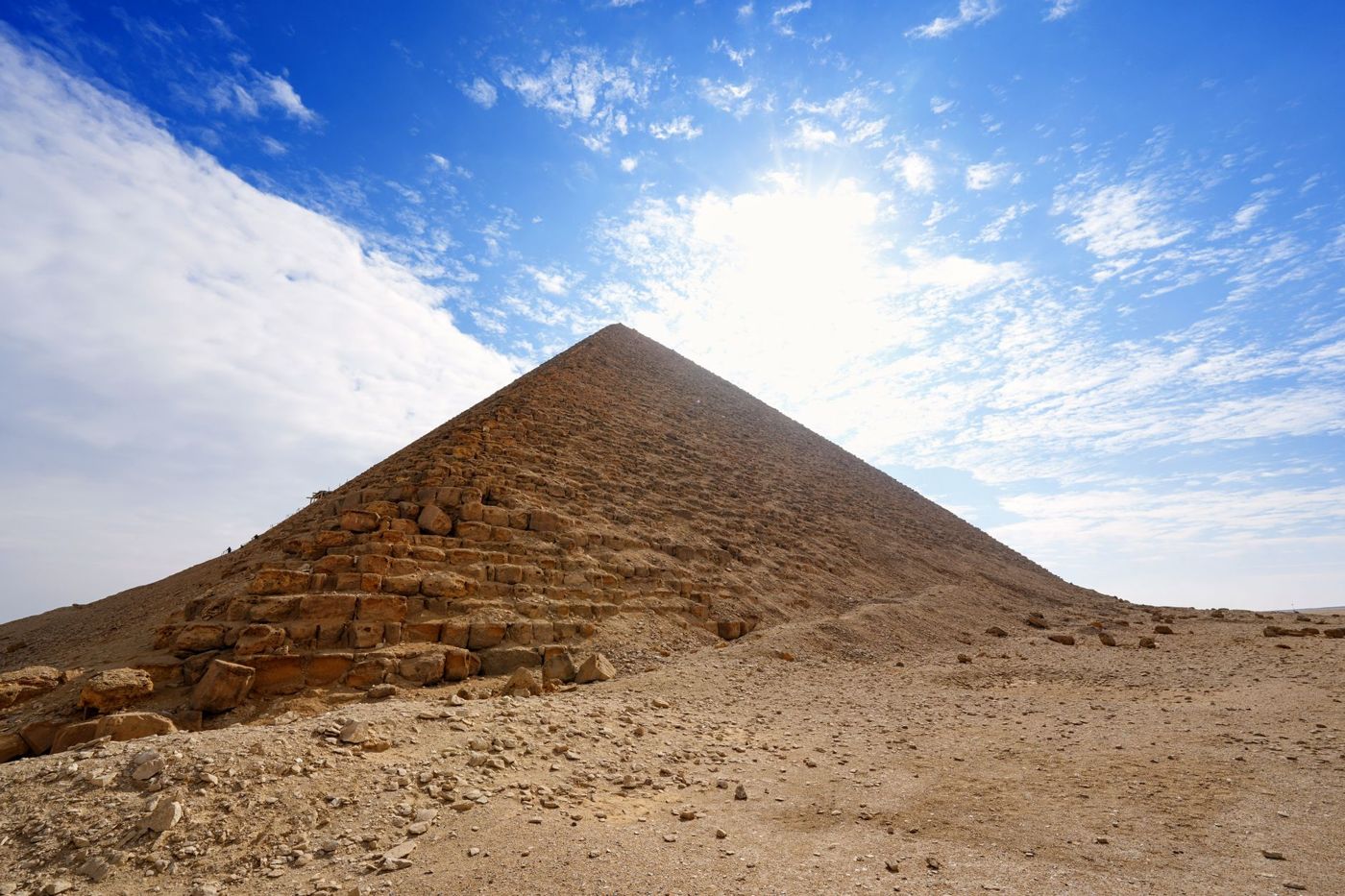 La pyramide rhomboïdale de Dahchour avec son revêtement lisse en grande partie conservé