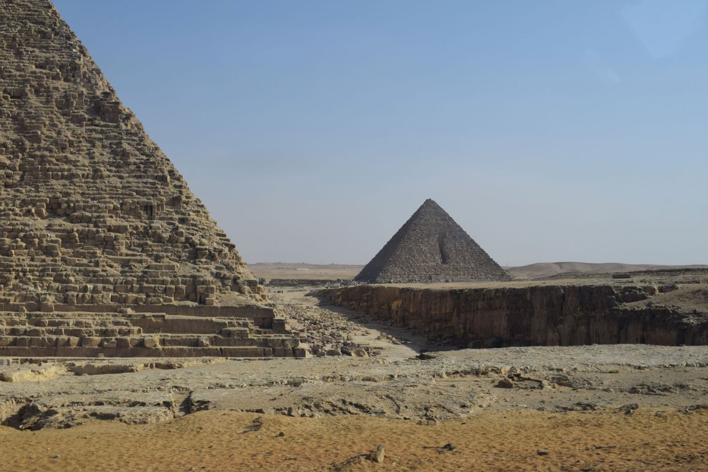 Die Knickpyramide von Dahschur in der Wüste, ohne Bebauung im Umfeld