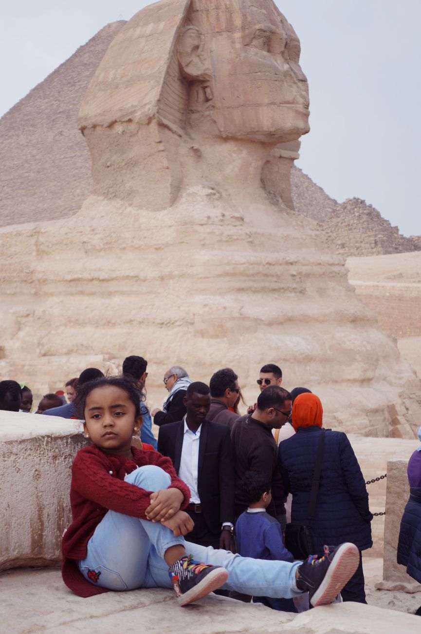 Studenti davanti a un pannello illustrativo con sezione trasversale della piramide