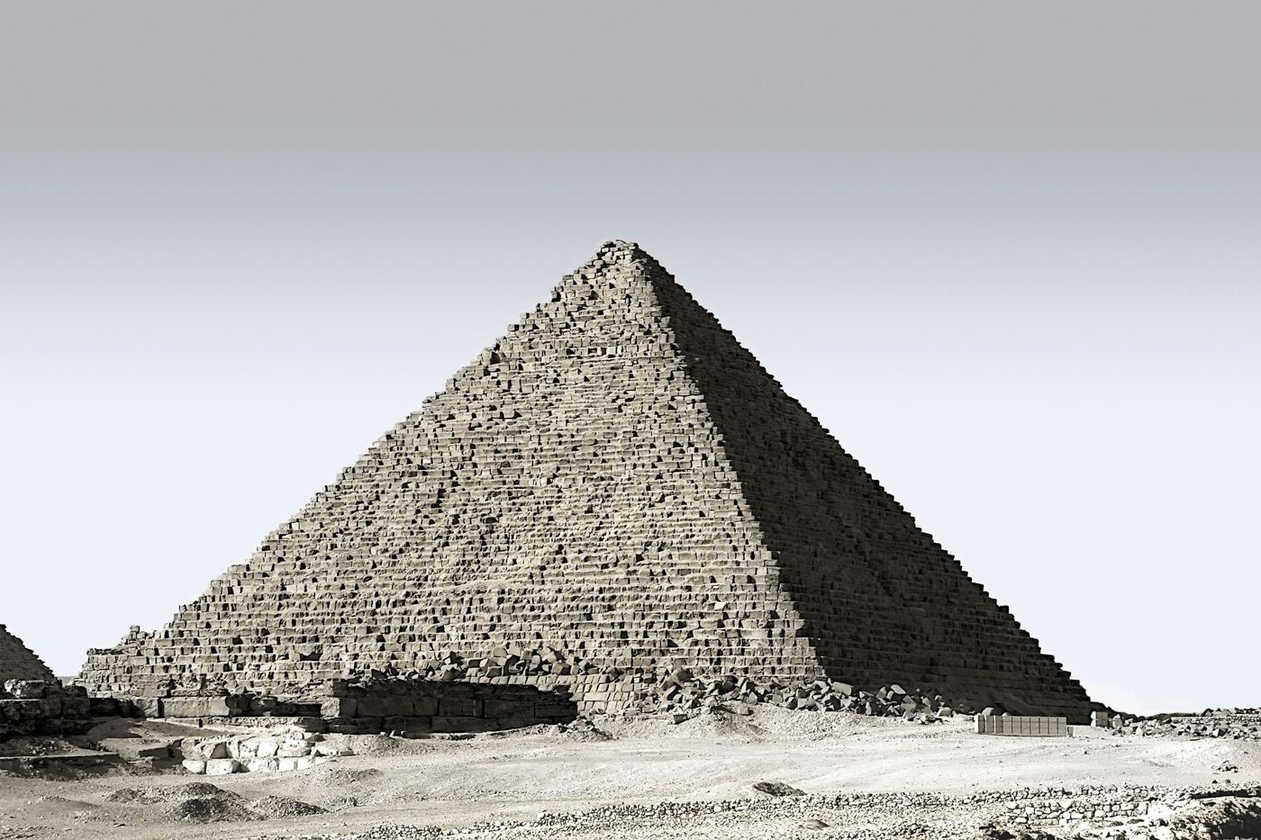 Bildschirmartige Ansicht einer digital rekonstruierten Pyramidenlandschaft mit glatter Verkleidung