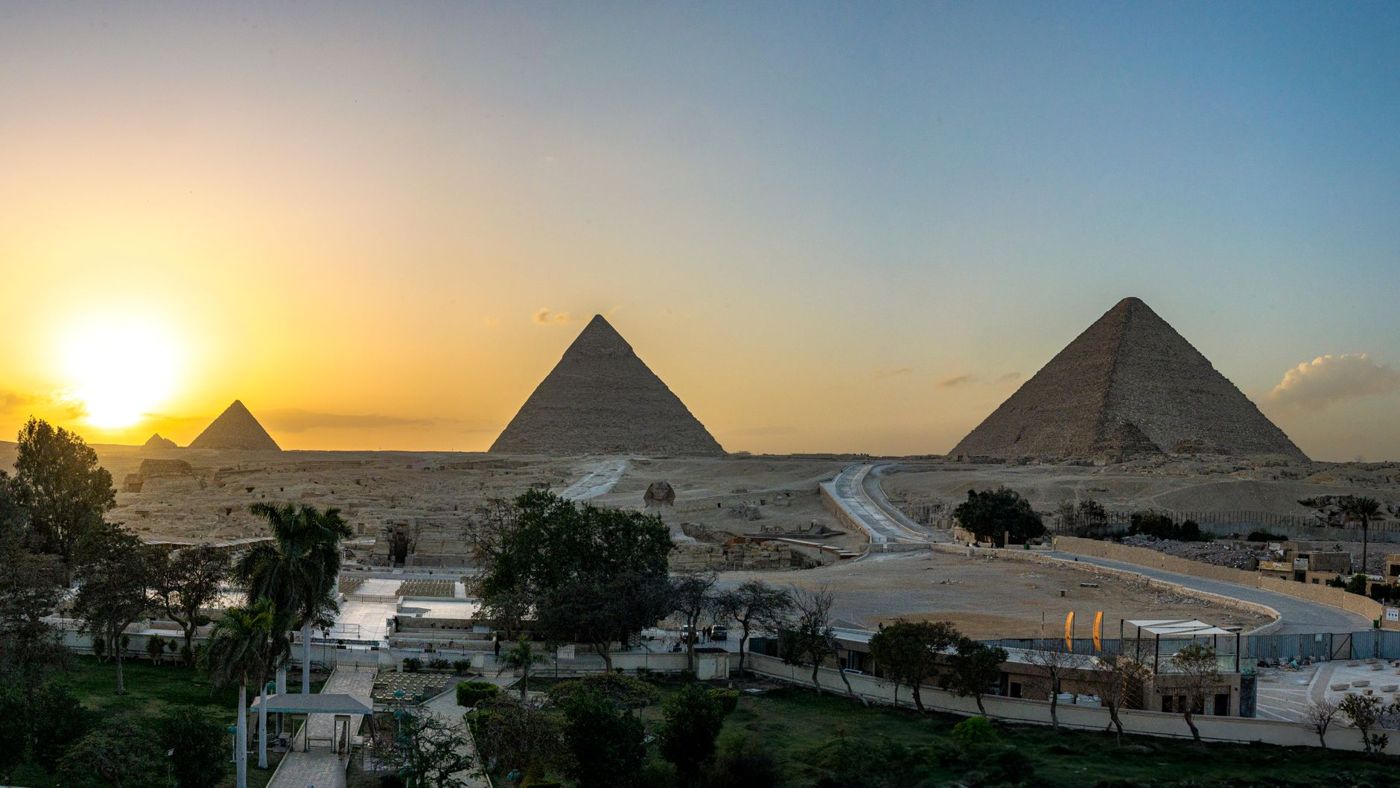 Montage d'une scène d'événement sur le plateau de sable devant les pyramides de Gizeh