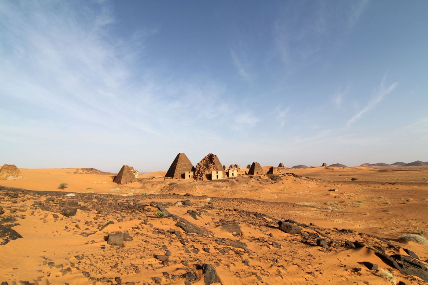 Pirâmides íngremes e próximas na areia do deserto de Meroé, no Sudão