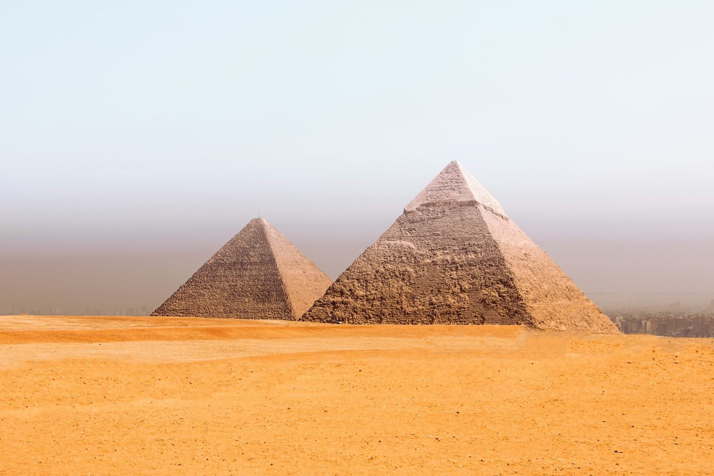Piramidele din Giza în aer prăfuit, cu cer cețos, gălbui