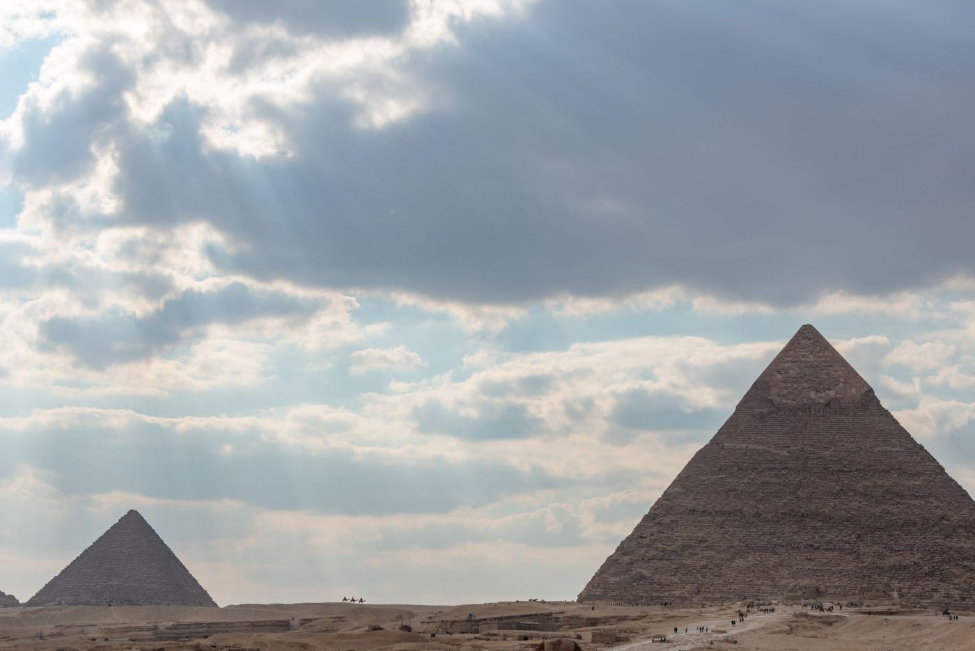 La stessa piramide nella luce invernale bassa, lunghe ombre sui corsi di pietra