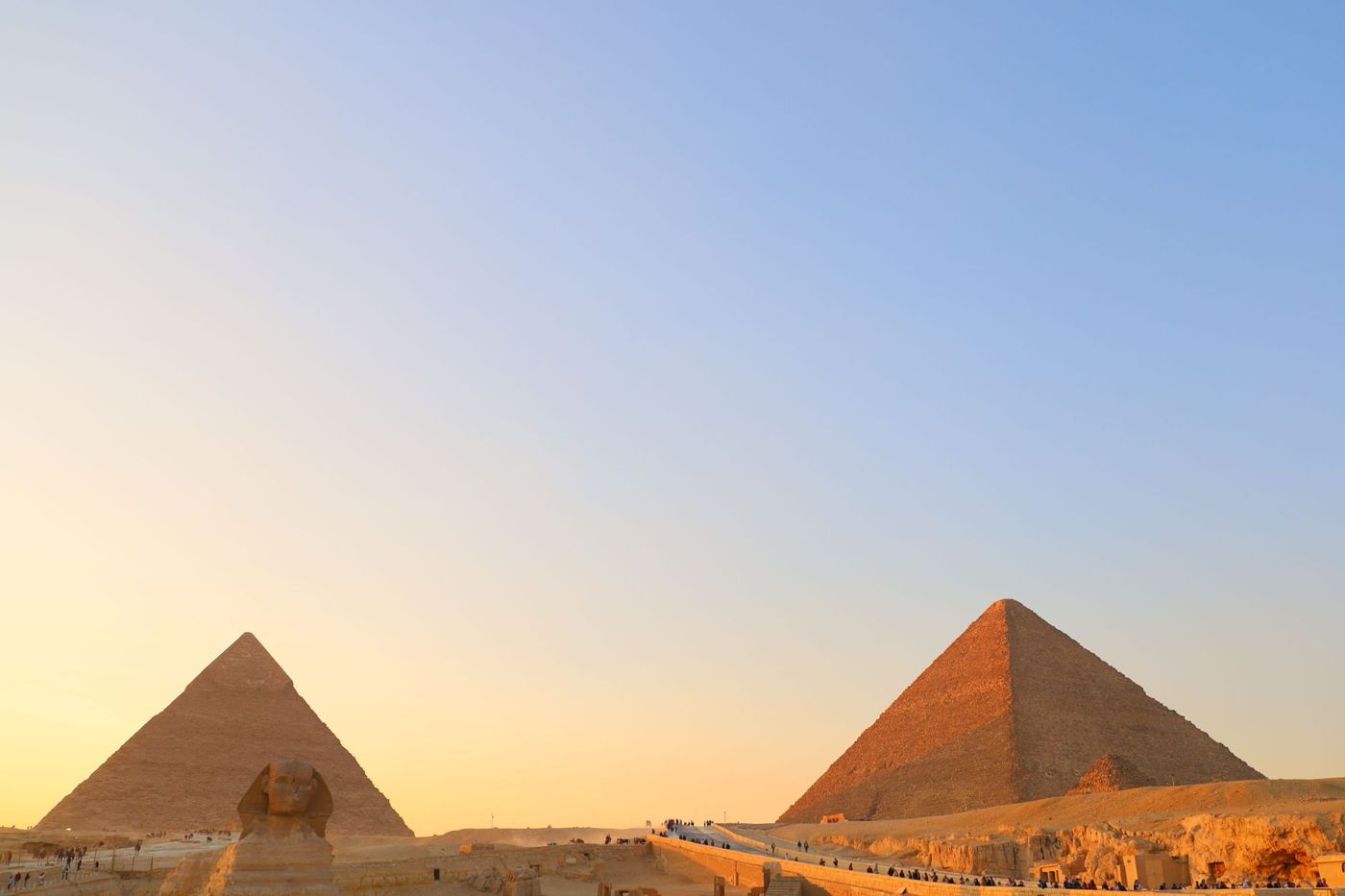 Podișul Giza din sud-vest cu toate cele trei piramide una în spatele celeilalte