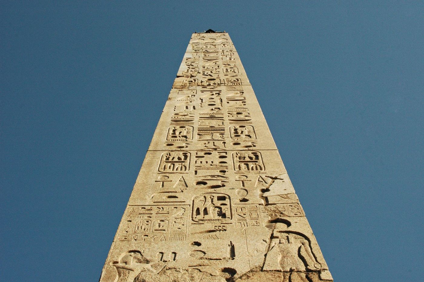 Mittelalterliche Darstellung der Pyramiden als spitze Kornspeicher