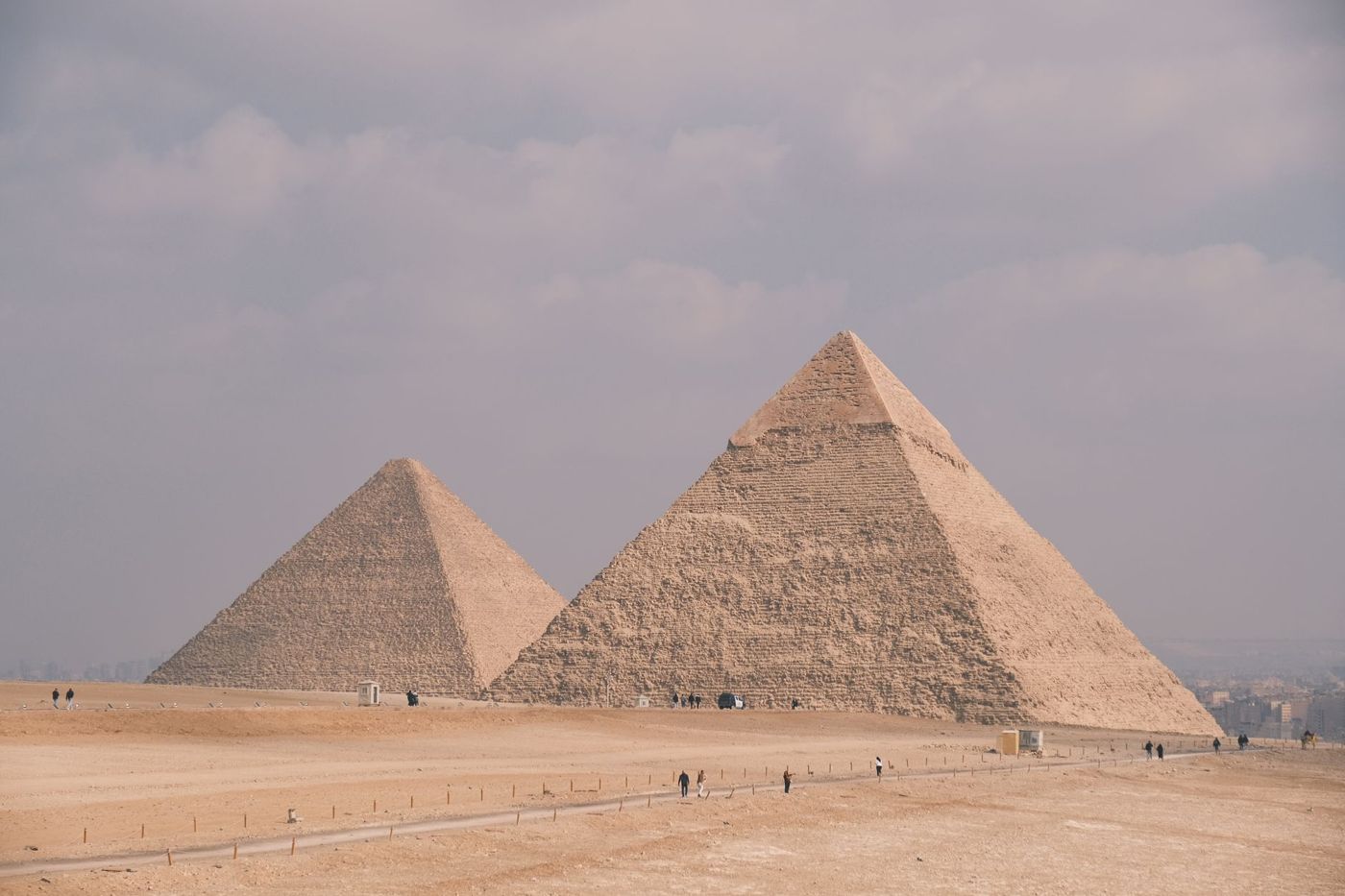 Schermafbeelding van een beloopbaar 3D-model van een piramidecomplex met gereconstrueerde tempel