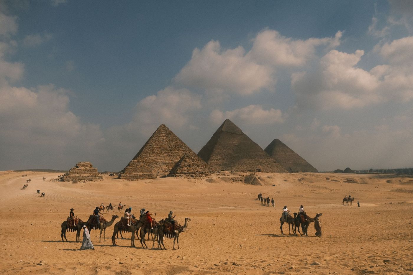 De piramide van Mykerinos klein voor de twee grote bouwwerken