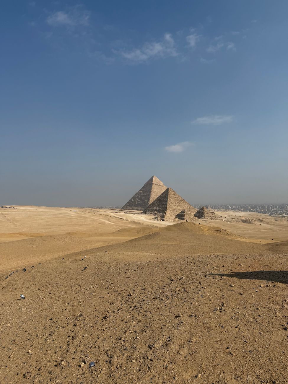 Vue depuis le point panoramique sur les pyramides de Gizeh disposées en diagonale