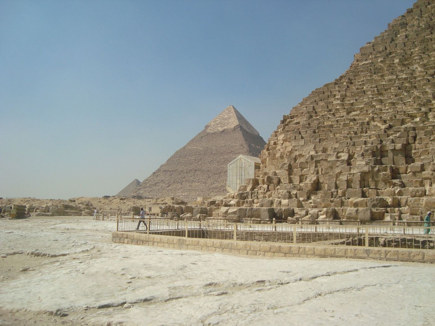Fileiras de túmulos mastaba no cemitério oeste de Gizé