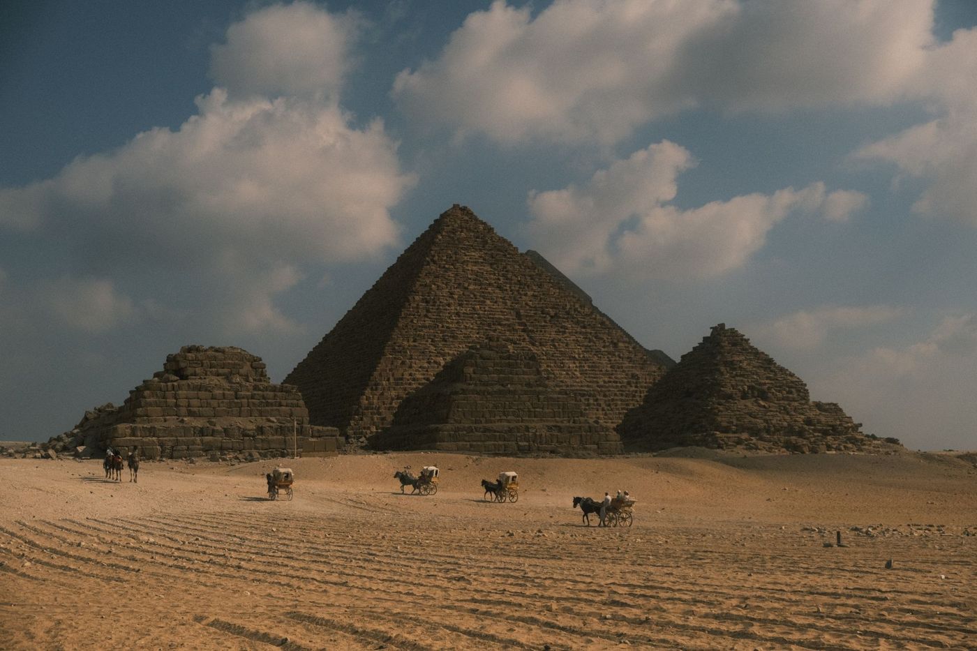 Rânduri de morminte mastaba dreptunghiulare în Cimitirul de Vest de la Giza