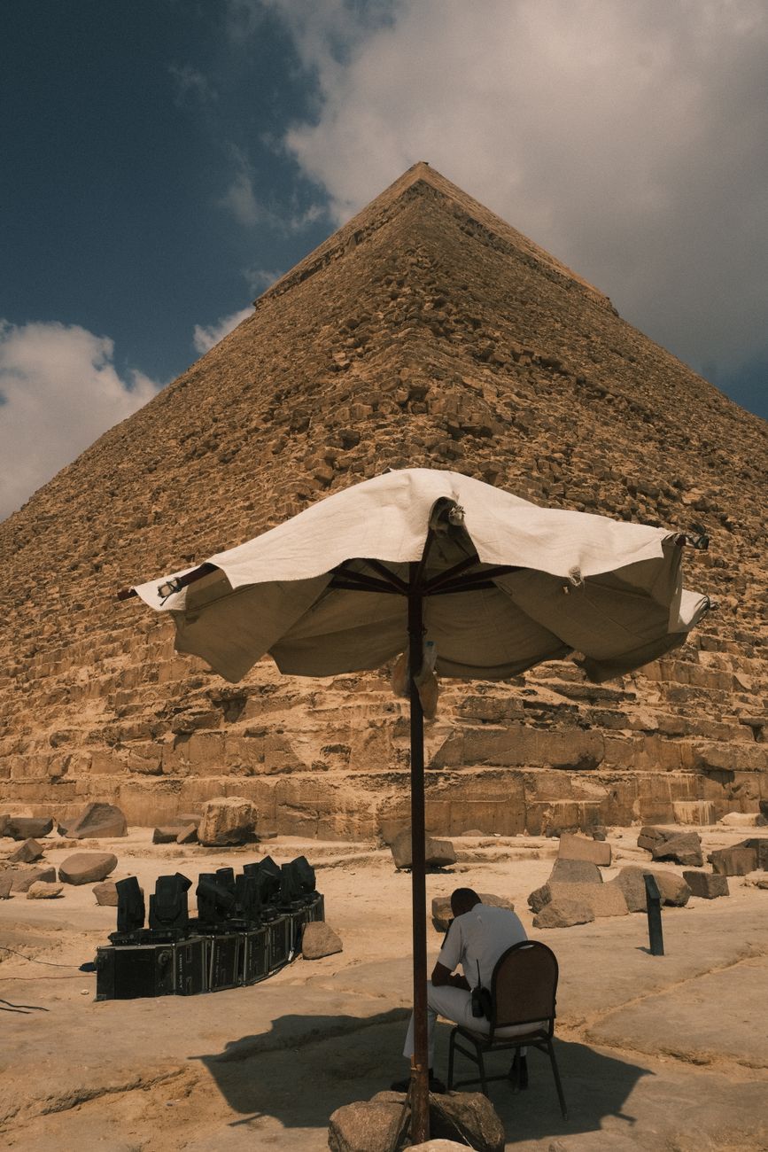 La pyramide de Khéops au crépuscule, isolée devant le désert