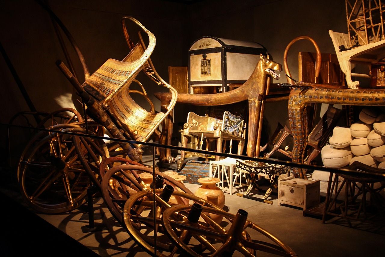 Dicht gestellte vergoldete Möbel und Gefäße in einer Museumsvitrine