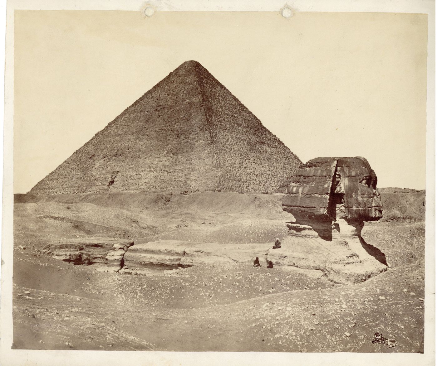 De piramide van Chefren met kap naast de grotere piramide van Cheops