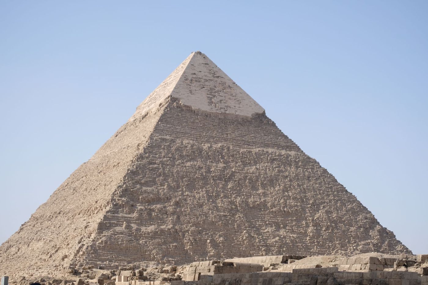 Hileras de tumbas mastaba bajas en el cementerio occidental con callejones entre ellas