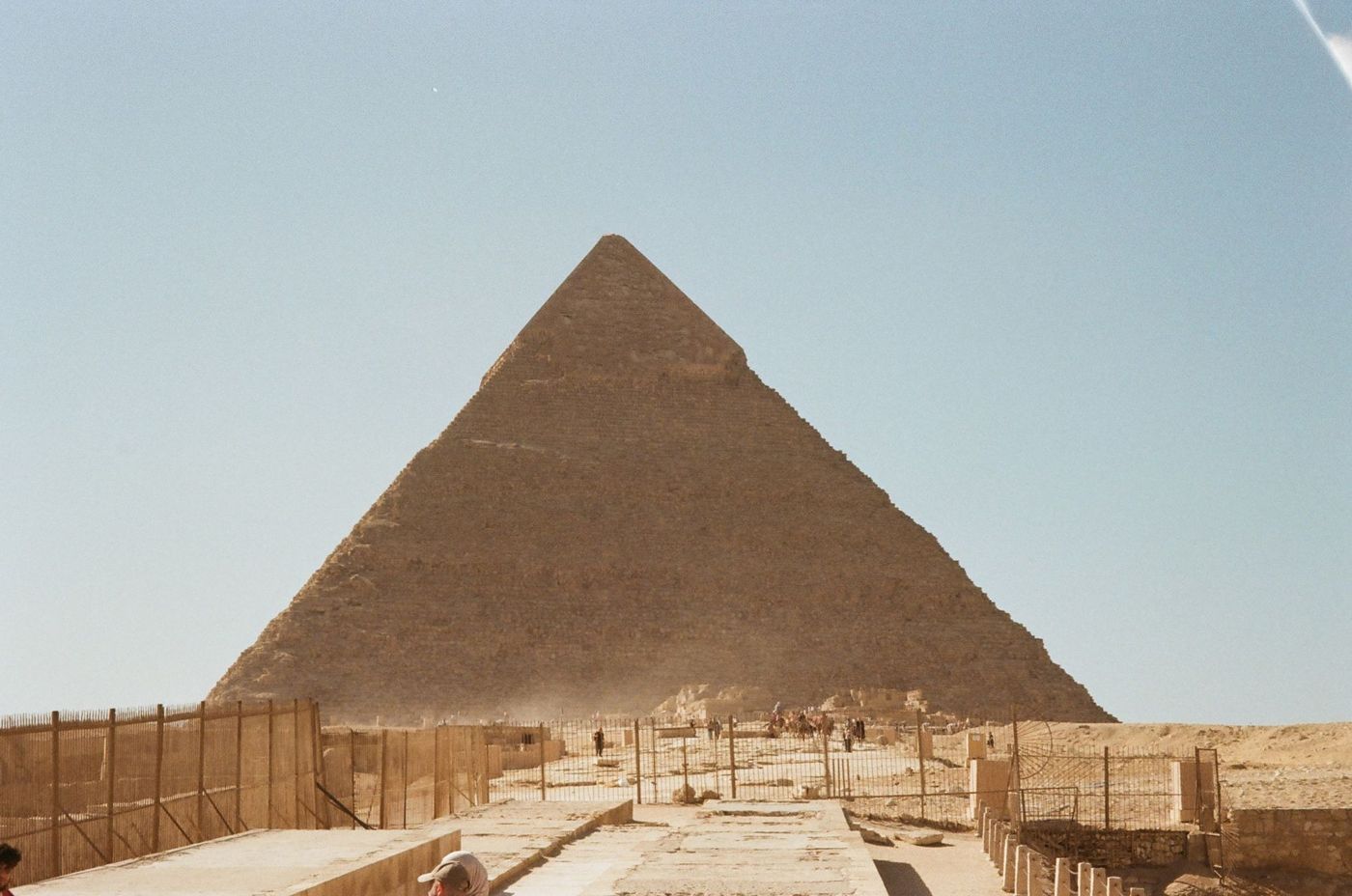 Bewaard gebleven bekledingsstenen aan de voet van de Piramide van Cheops met zeer fijne voegen