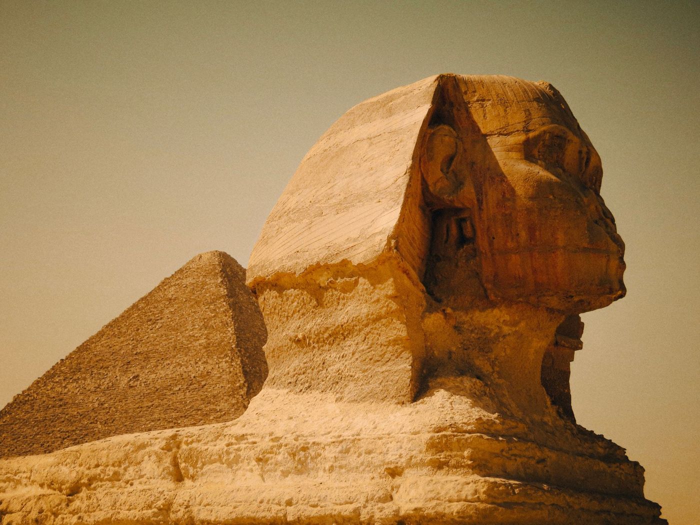Le Sphinx petit au premier plan devant la pyramide moyenne