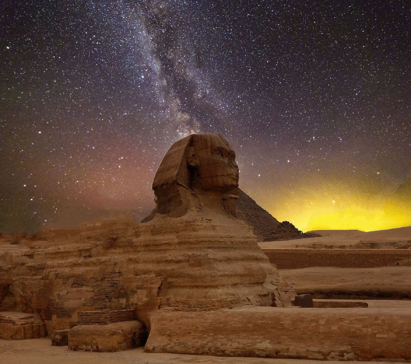 Die aufrecht stehende Granitstele zwischen den Vorderpfoten des Sphinx