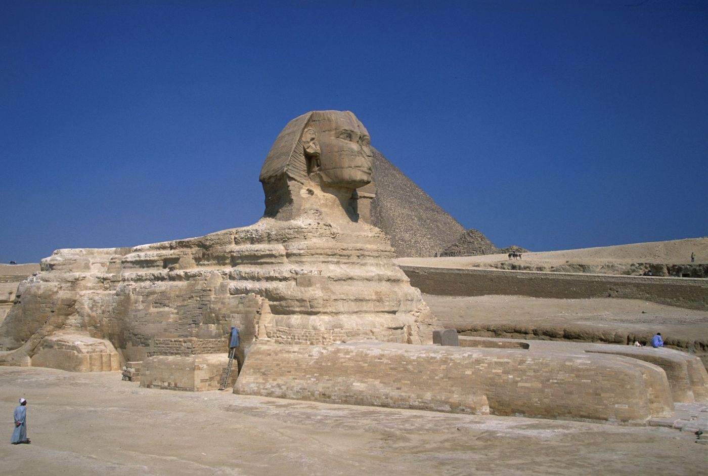 Vue depuis l'accès est sur le Sphinx, derrière lui s'élevant la pyramide de Khéphren