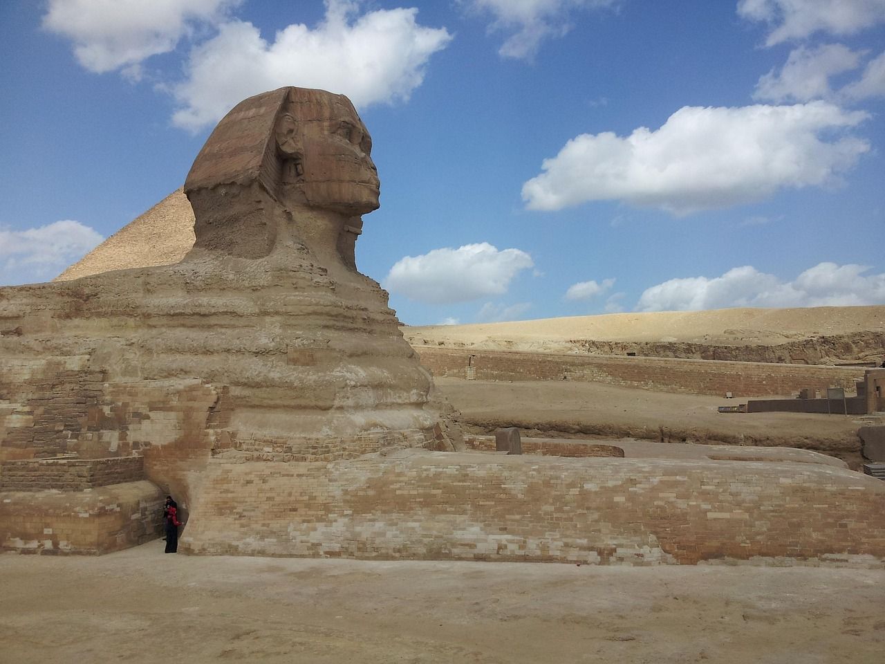 La stèle de pierre entre les pattes avant du Sphinx