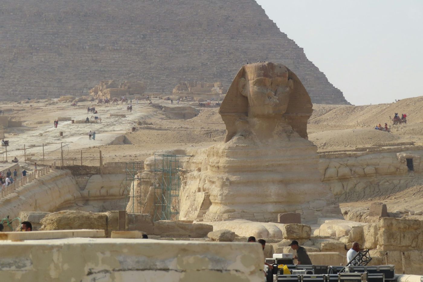 Tour guide explains something to a small group in front of the Sphinx