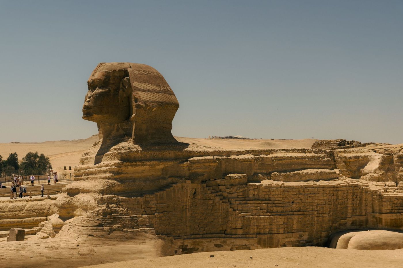 La Gran Esfinge en su foso de roca excavado, visto desde el sureste