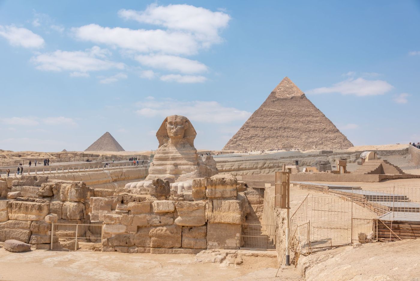 Vue depuis la terrasse du Sphinx sur le Sphinx avec la pyramide de Khafre derrière
