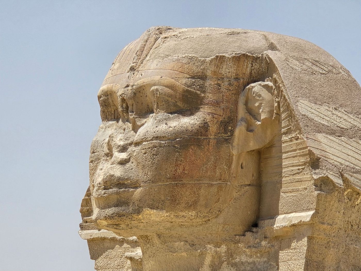 Gros plan sur la surface du visage du Sphinx avec pierre altérée