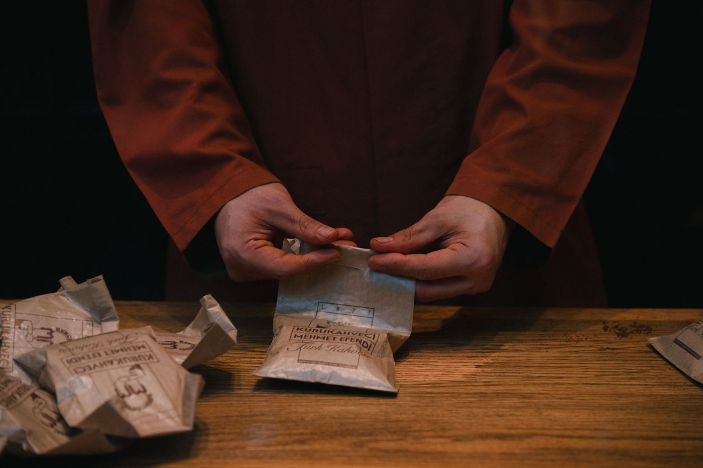 Kleine Egyptische bankbiljetten, gevouwen in een hand