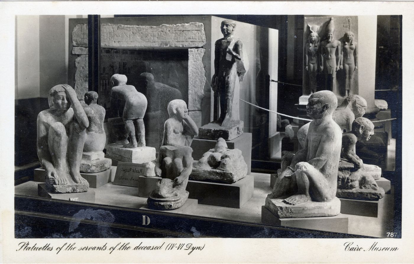 Ciseaux en cuivre, marteaux en pierre et outils en bois de l'Ancien Empire dans une vitrine