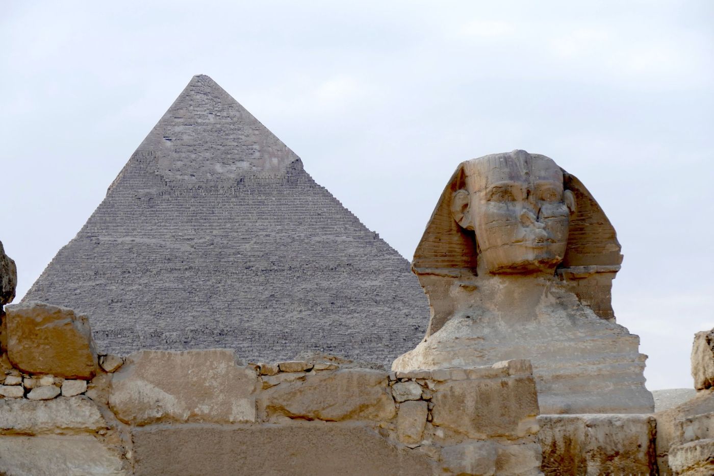Die Chephren-Pyramide mit der erhaltenen Verkleidungskappe an der Spitze