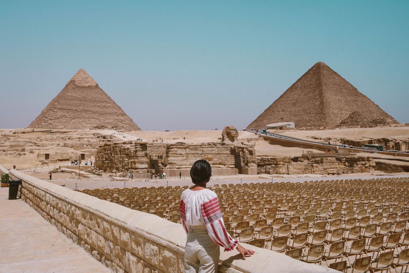 Photographe avec appareil photo sur le plateau, la pyramide de Khéphren en arrière-plan