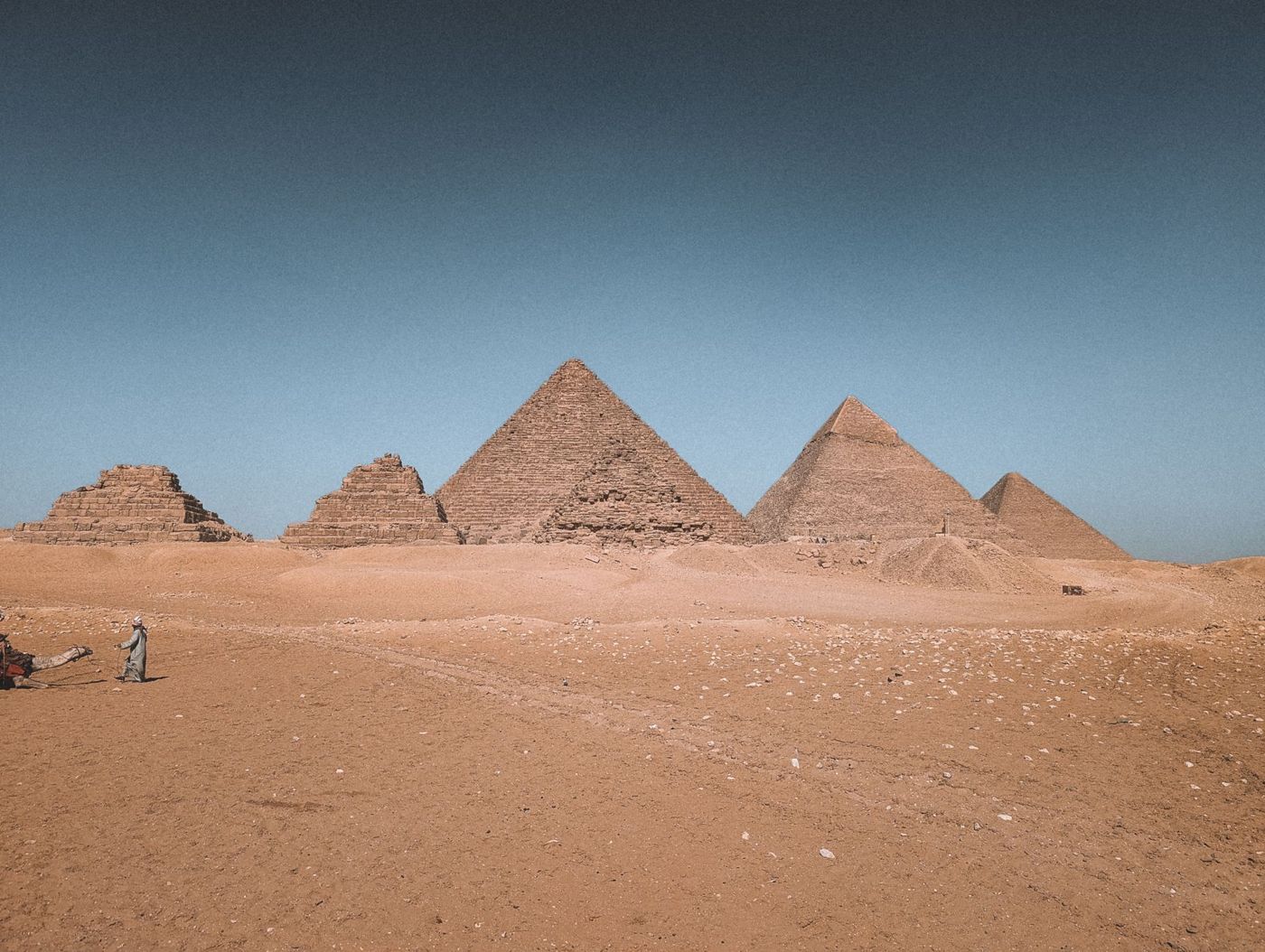Visitor photographs the Pyramid of Khafre with a mirrorless camera held in hand