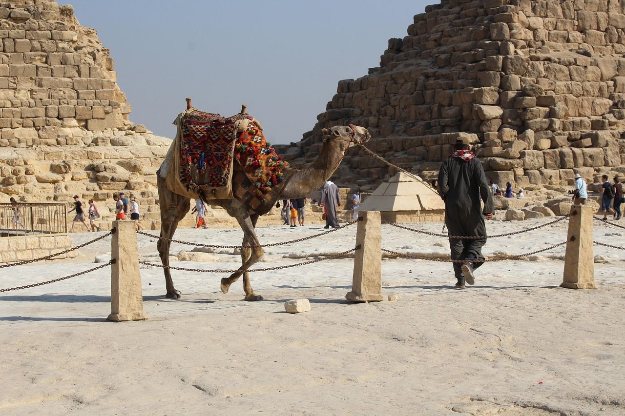 Unbearbeitete Granitblöcke am Sockel der Mykerinos-Pyramide